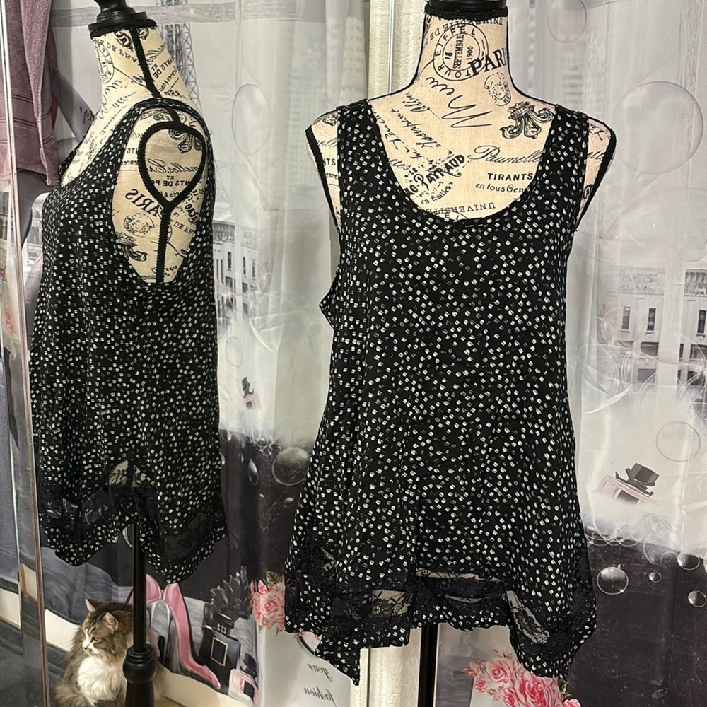 Mudd Black & White Sleeveless Blouse